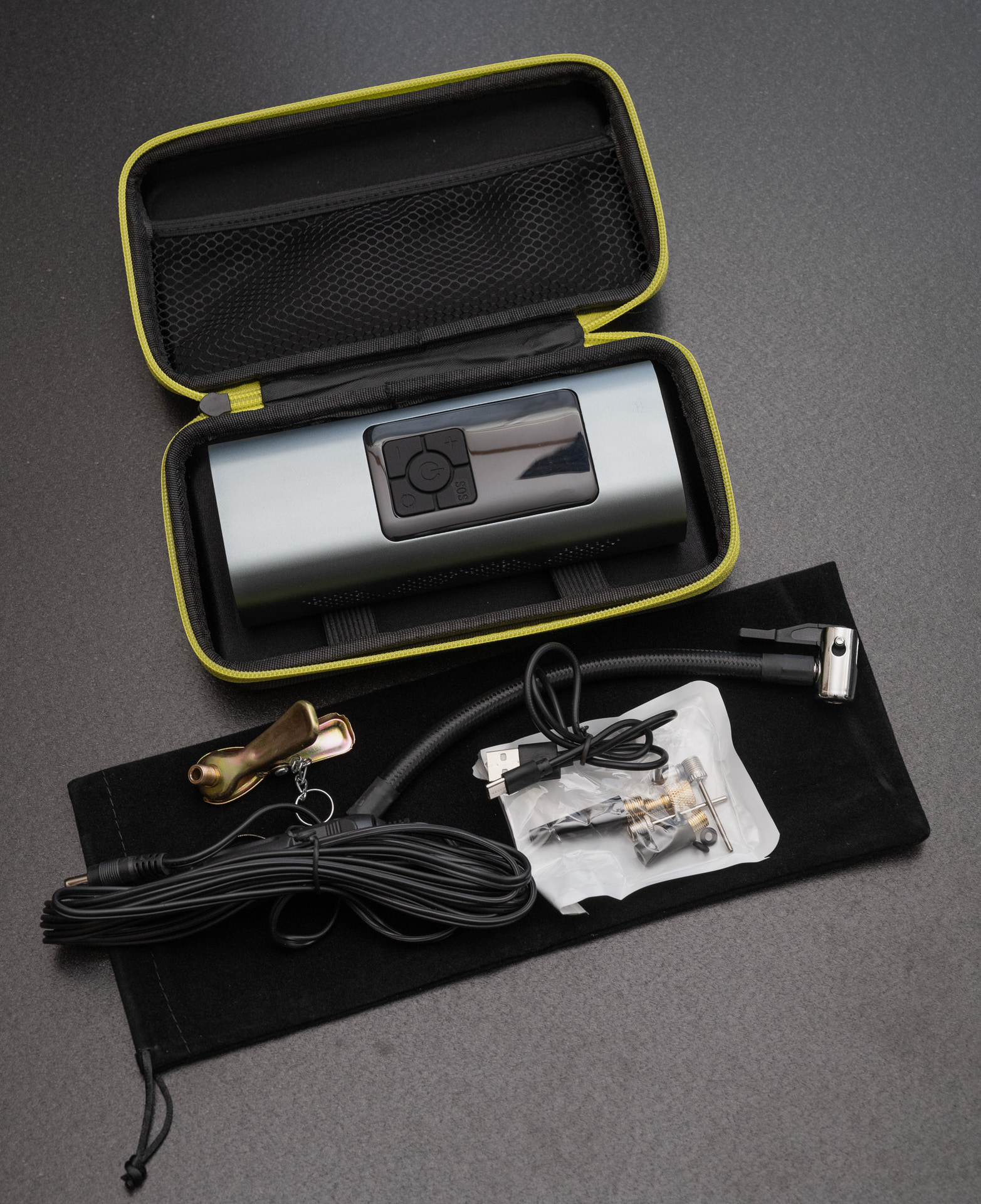 充電ケーブルほか、バルブの各種アダプター、収納袋、セミハードケースやら至れり尽くせりでいっぱい入ってました。