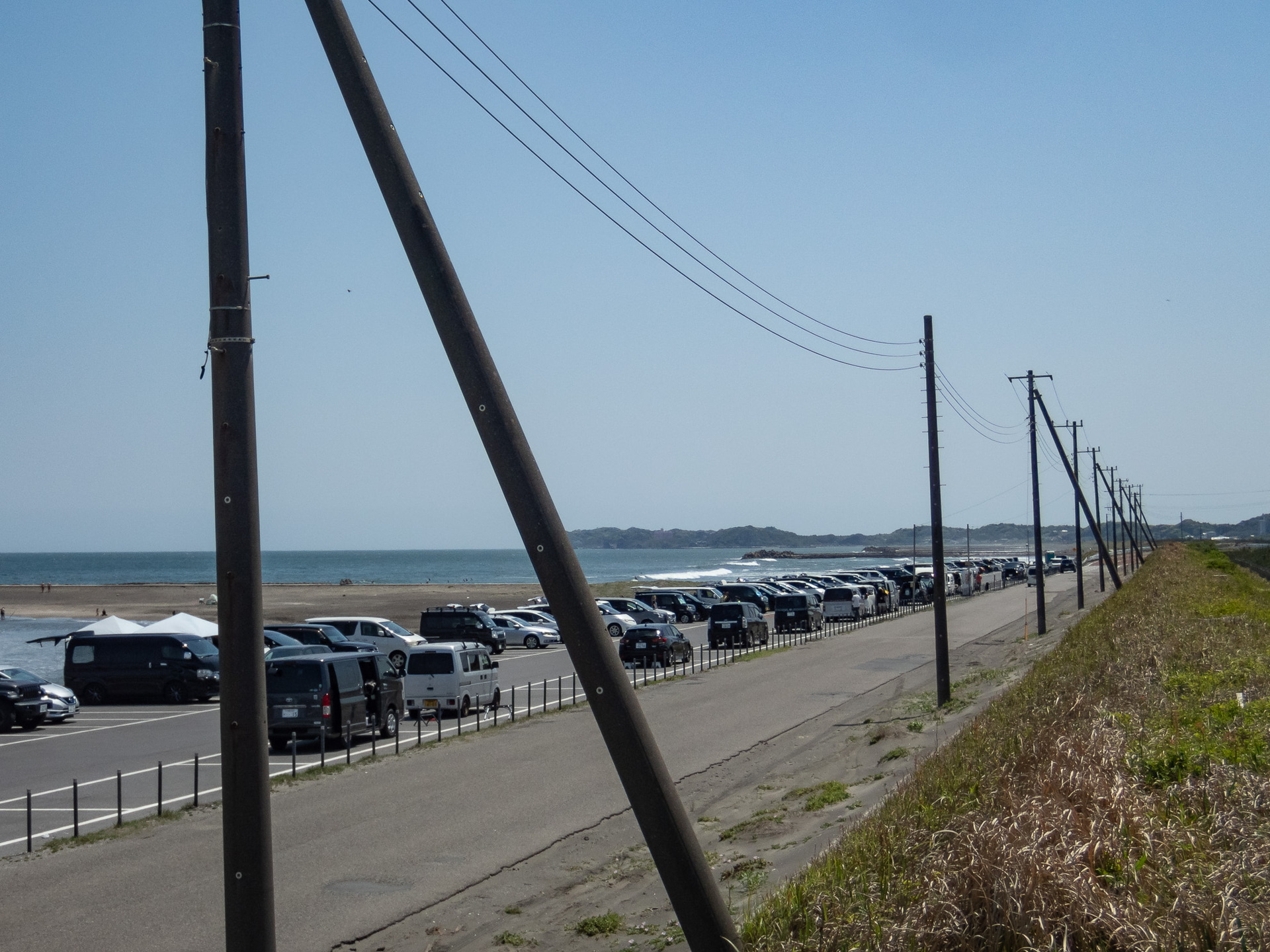 ただ海を見にくる人、日光浴する人。これから夏にかけて週末は海が混みますな。ほとんどの海水浴場の駐車場は舗装されているけれどところどころ砂が溜まったところもあるので、走る場所・停める場所には注意してね〜