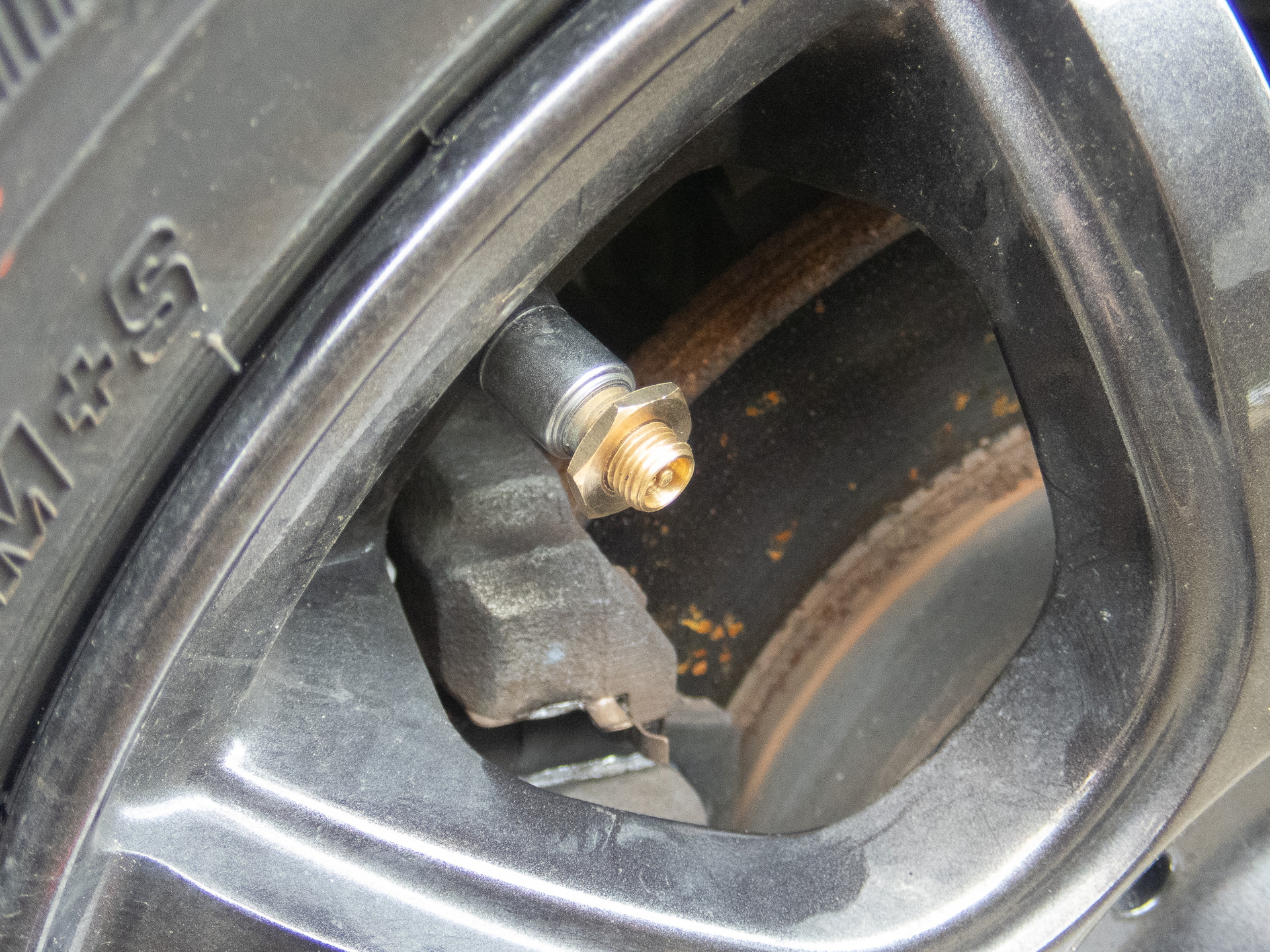 従来ついていたエアバルブのキャップを外して、付属のナットを装着