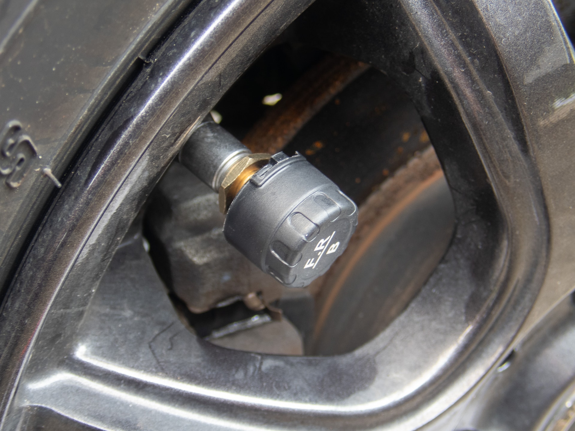 センサーをしっかりとねじ込む