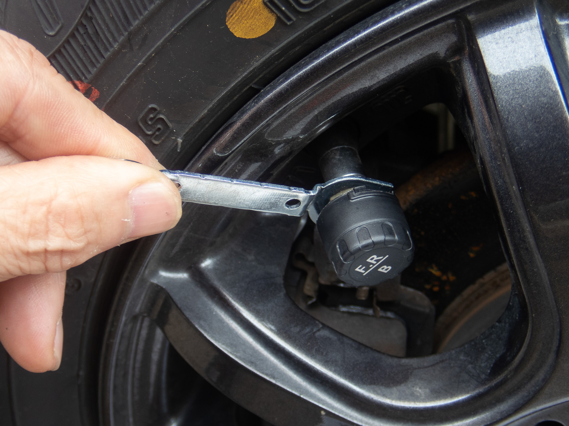 センサー付属のスパナでナットを回して固定する