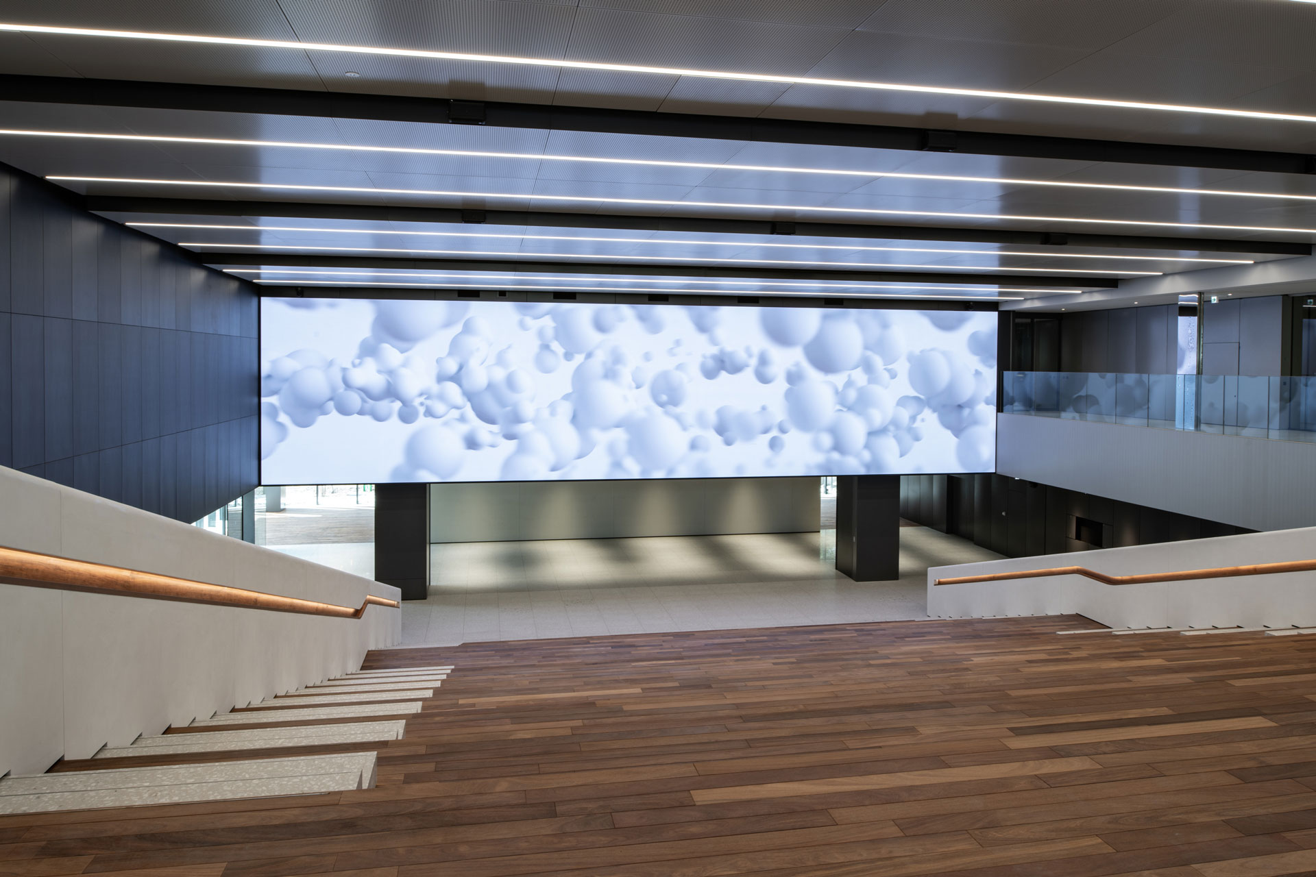 大型スクリーンを設置し、多目的に利用できるアトリウム