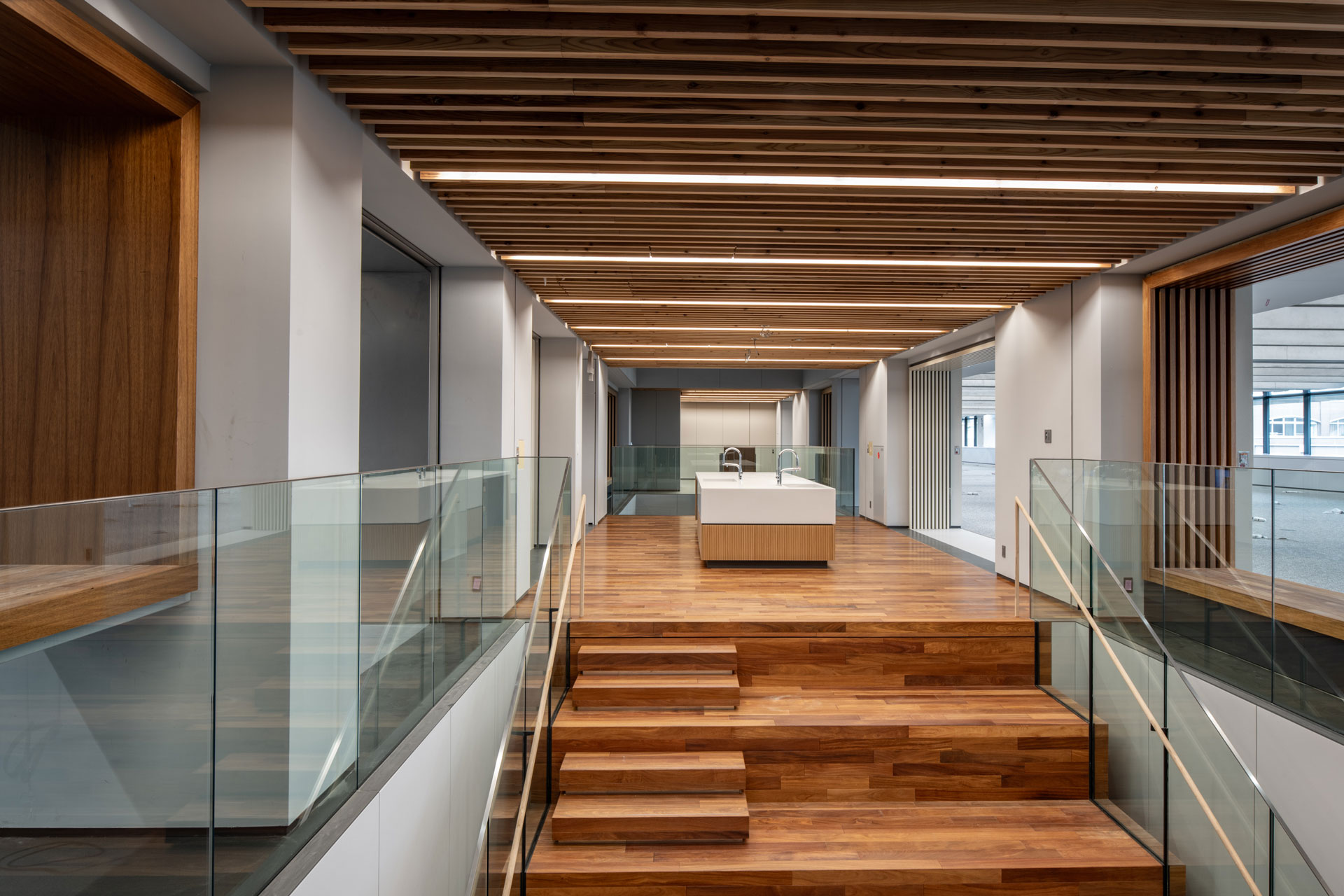 社員のコミュニケーションを促すエリア（左：大階段　右：パントリーおよびテラス）