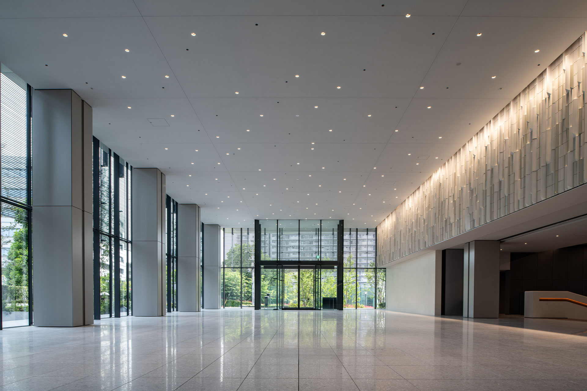 光をモチーフにしたエントランスホール