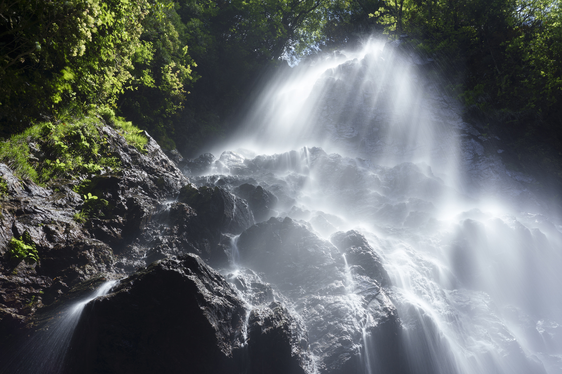 滝の流れは一定ではないため、数枚撮っておき水流と光芒の形が良いものをセレクトする。段差のある所に構えたため、センターポールDC-364Cを伸ばし、高さを確保して撮影した<br><span class="fnt-85">ソニー α7R V／FE 24-105mm F4 G OSS／35mm／マニュアル露出（F16、3秒）／ISO 125／WB：太陽光</span>