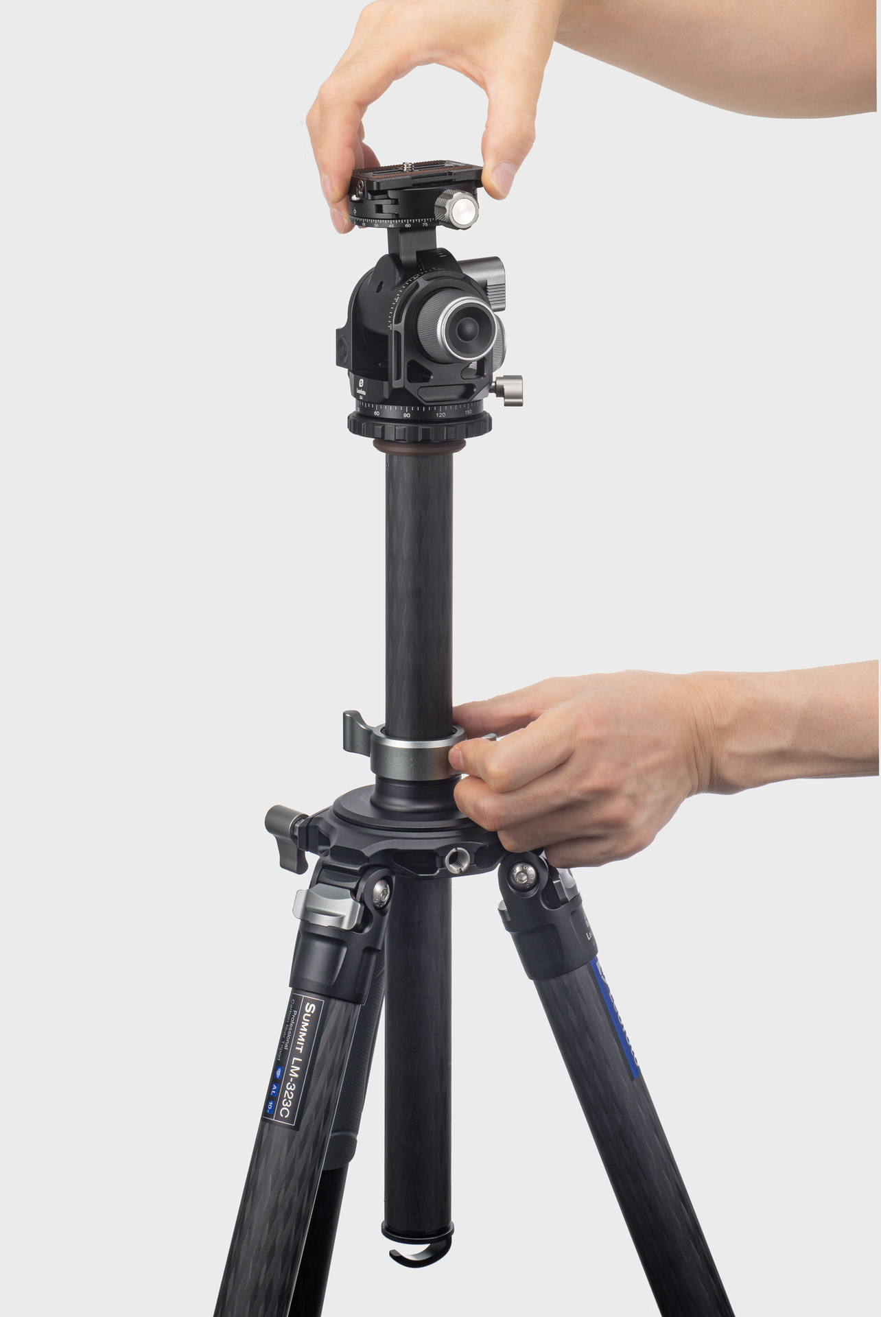 LM-323CにDC-364Cを組み合わせることで、三脚単体で使用するよりも全高を上げられるほか、エレベーター機能で高さの微調整も行える