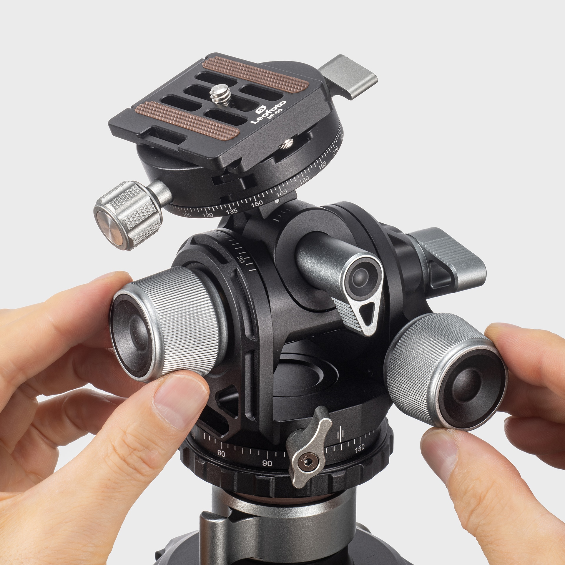 上下と左右方向のチルトをギアで精密に調整でき、360°のパンニングも可能だ