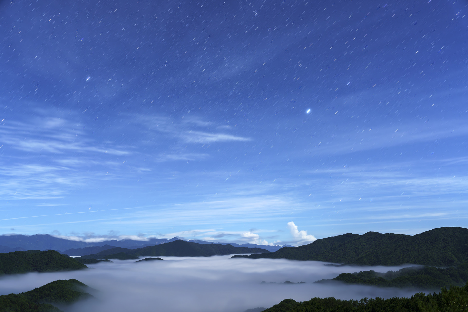 月明りで雲海が浮かび上がる神秘的な夜。星を短めの線で描くようにシャッター速度を調整した。構図確認がしにくい暗い状況では、じっくりと構図を微調整しやすいギア雲台G4のメリットを特に感じる<br><span class="fnt-85">ソニー α7R IV／FE 24-70mm F2.8 GM II／36mm／マニュアル露出（F4、98秒）／ISO 400／WB：太陽光</span>