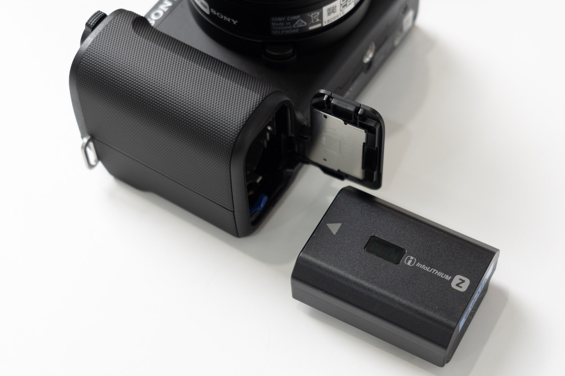 バッテリーはNP-FZ100を新採用