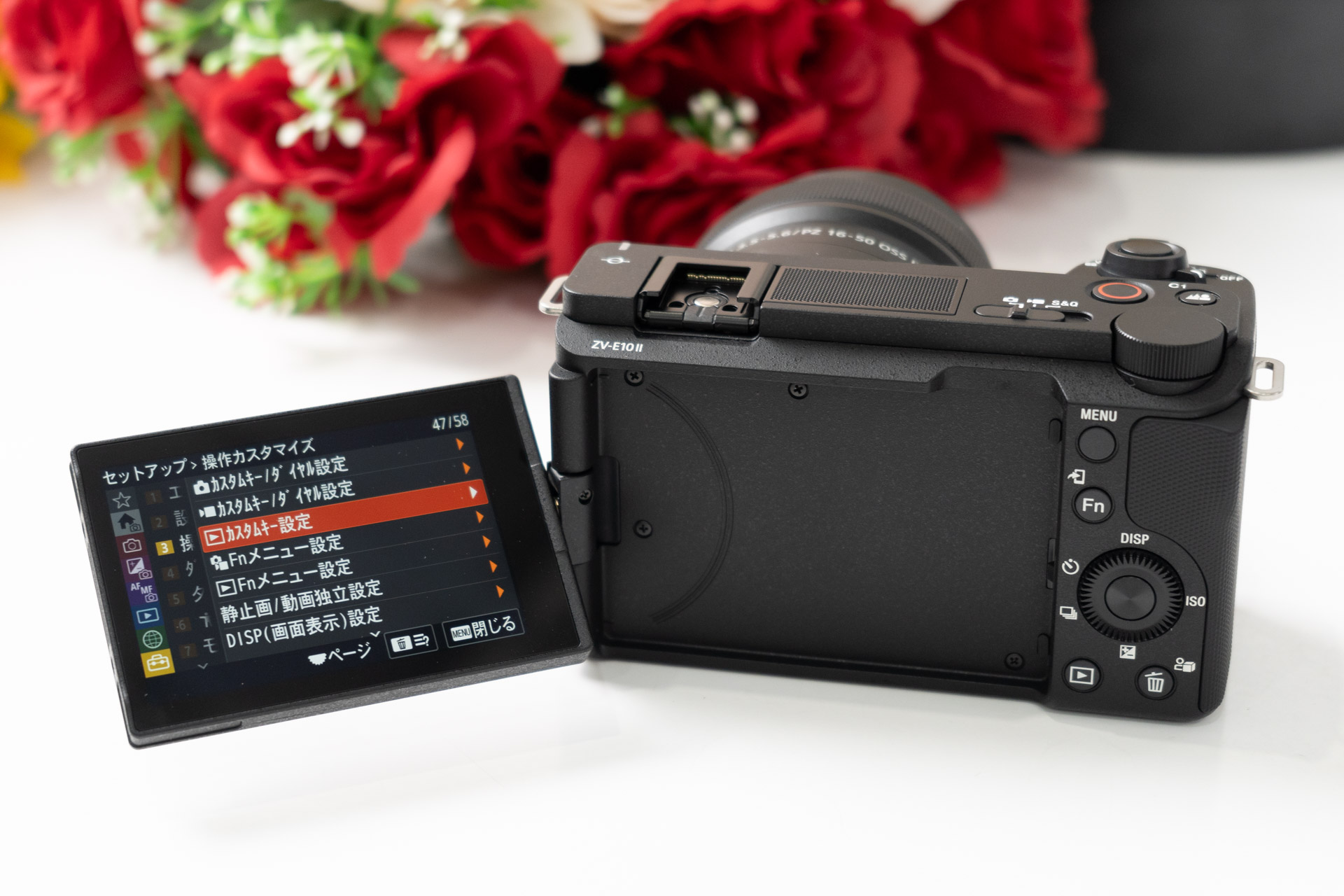 引き続きバリアングルモニターを採用