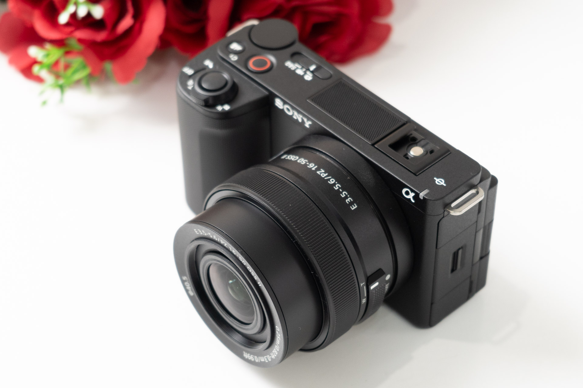 鏡枠沈胴方式で、ズームスイッチも搭載している