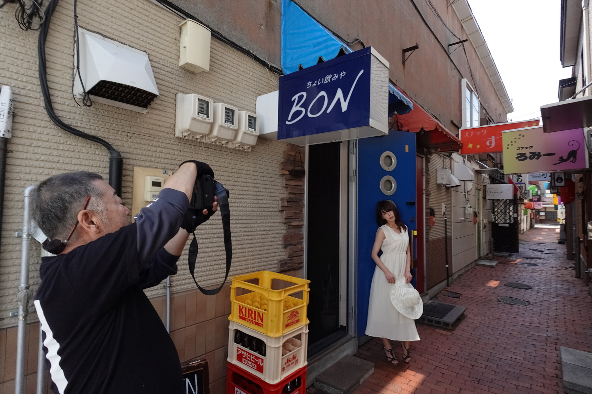 お世話になった店先での撮影風景