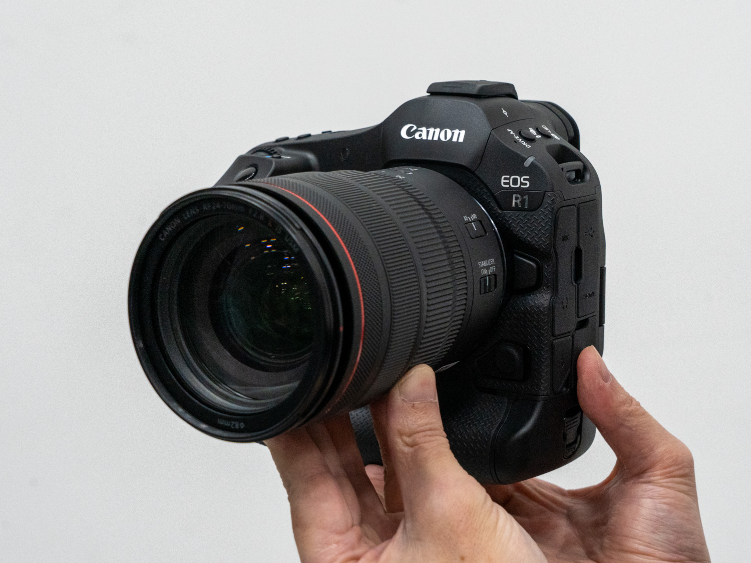 メモリカードスロットはCFexpress Type Bのデュアルスロット。VPG400対応