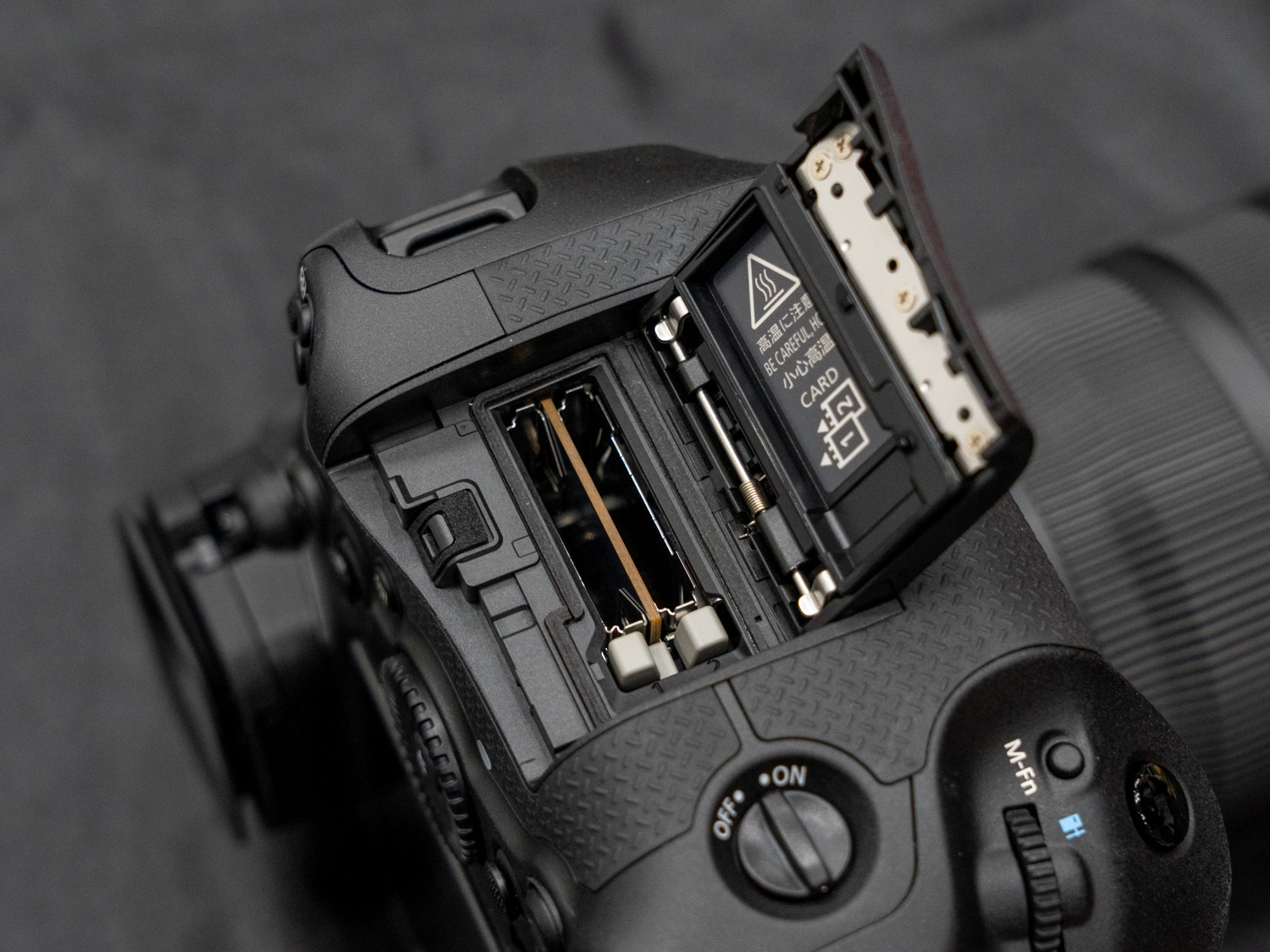 メモリカードスロットはCFexpress Type Bのデュアルスロット。VPG400対応