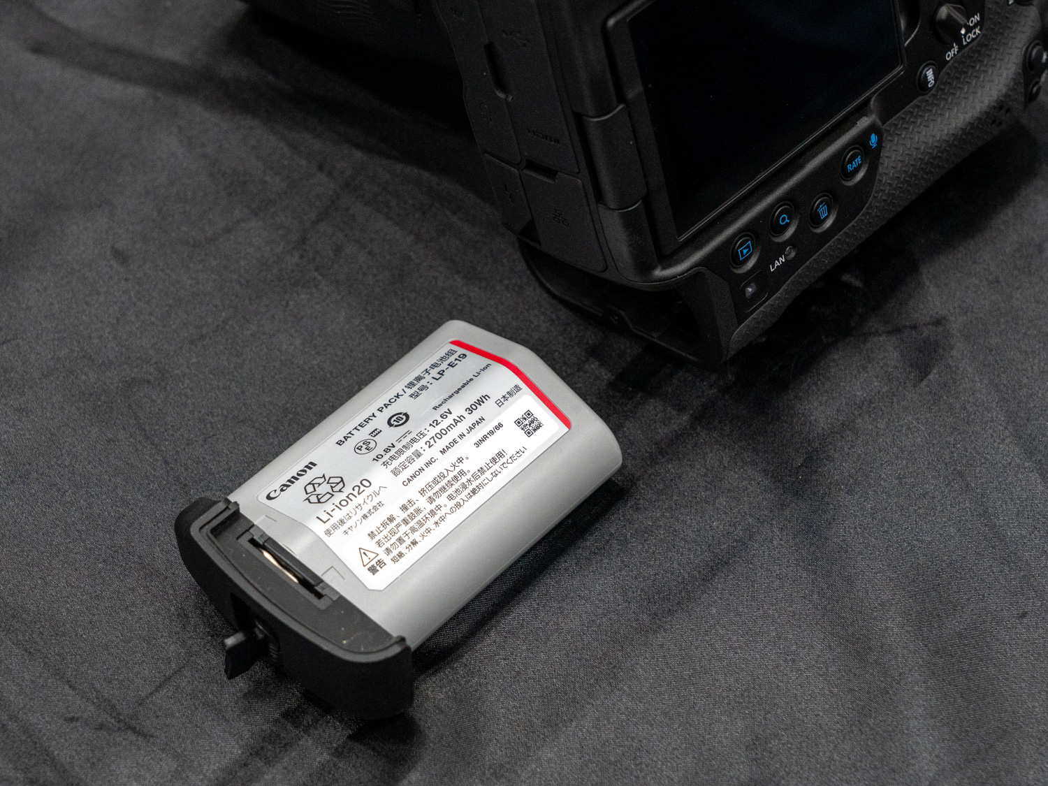 バッテリーはEOS R3やEOS-1D X Mark IIIと同じLP-E19