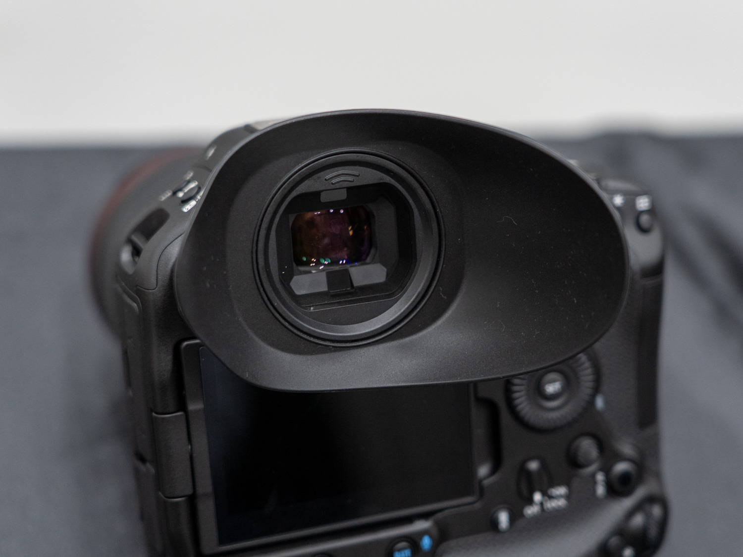 サイド光が入りにくい視線入力用アイカップ