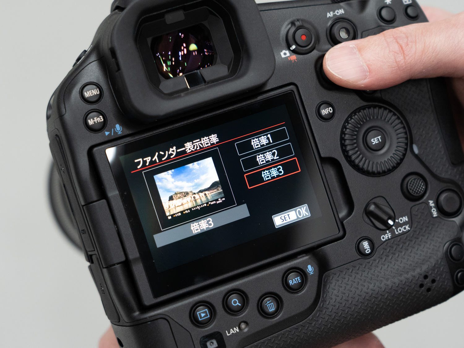 EVFは943万ドット、ファインダー倍率0.9倍のOLED。ファインダー倍率は3段階で変更できる