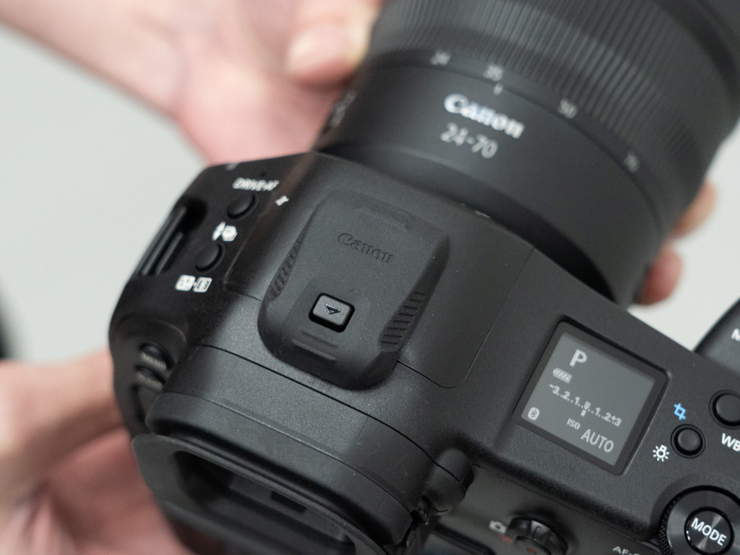 シューカバー「ER-SC3」。不意に取れないようにしてほしいとの要望に応えてロックをつけている