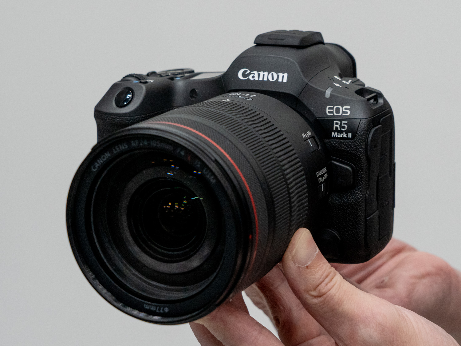 メモリカードスロットはCFexpress Type BとSDカードのデュアルスロット