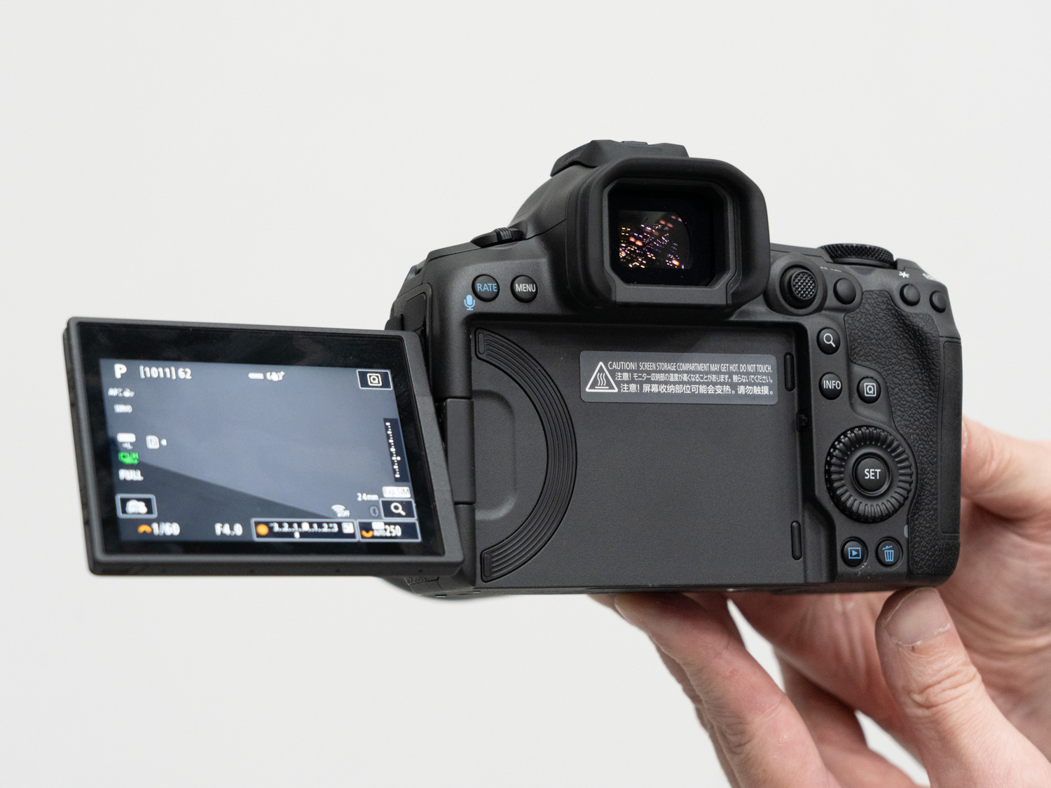 メモリカードスロットはCFexpress Type BとSDカードのデュアルスロット