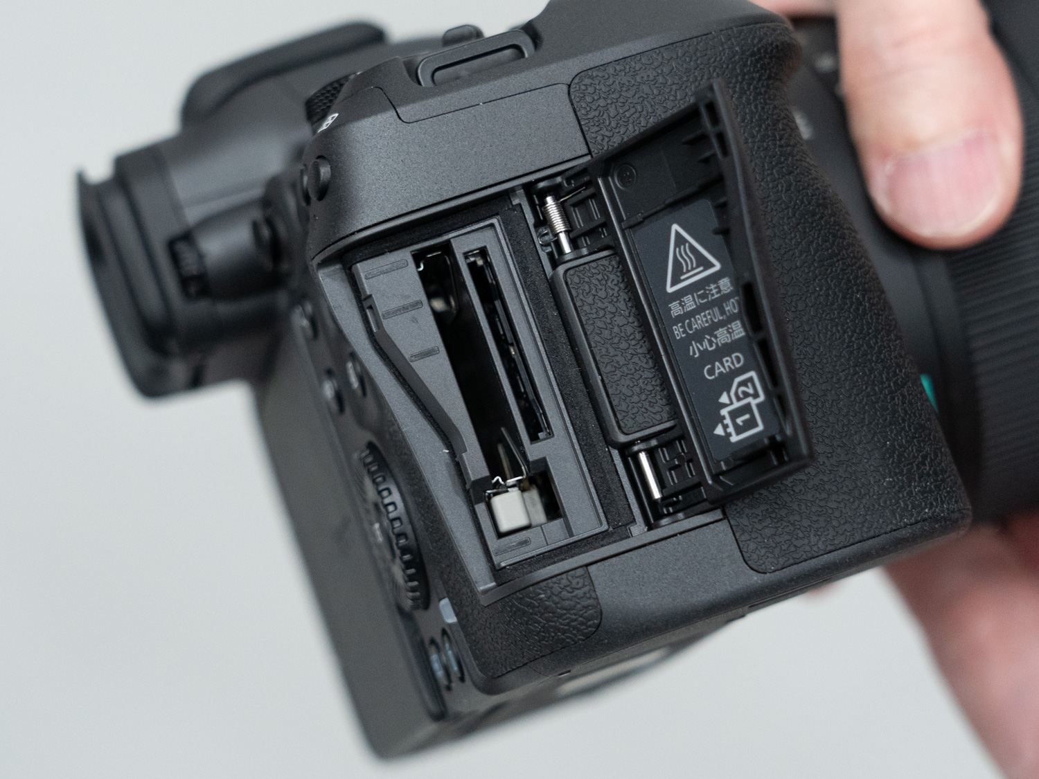 メモリカードスロットはCFexpress Type BとSDカードのデュアルスロット