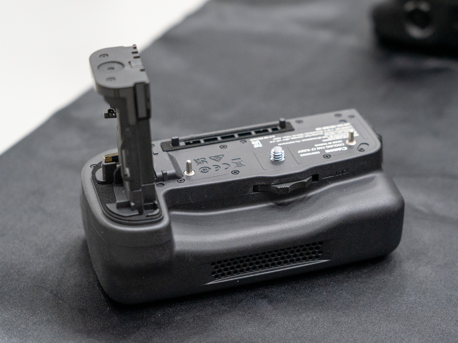 クーリングファン「CF-R20EP」。動画記録時の性能維持に向けたアクセサリーとなる。2.5GbE搭載