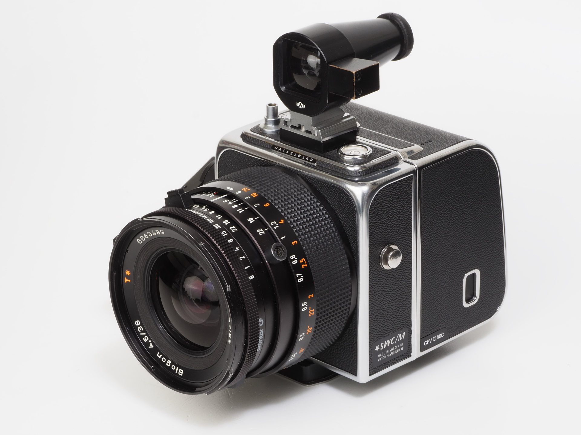 ハッセルブラッドSWC/M+CFV II 50C。旧式のハッセルもデジタル化することができます。CFV II 50Cは単独ではデジタルバックですが、907Xと組み合わせると、AE、AF装備の中判デジタルカメラとなります。