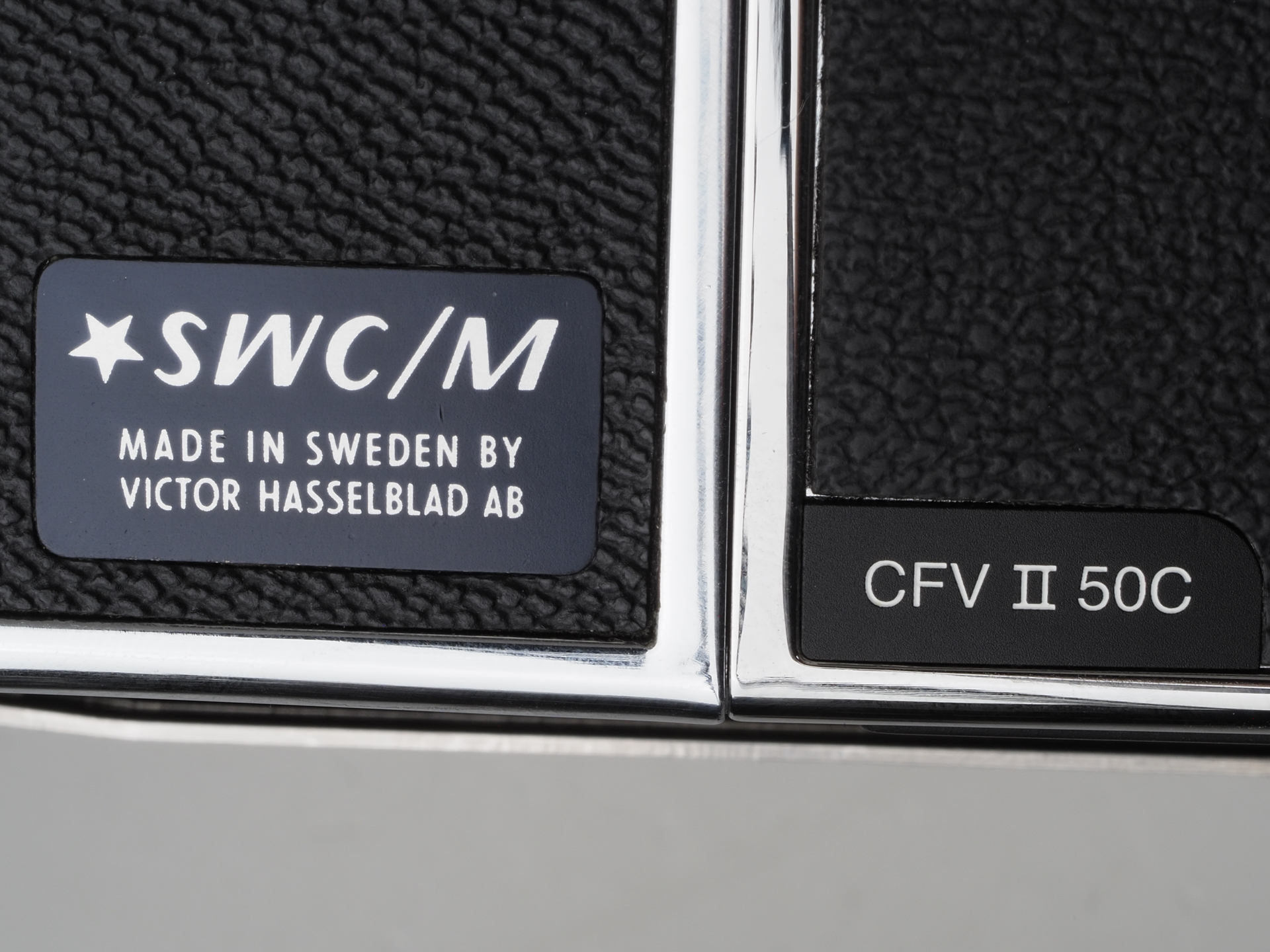 入手したSWC/Mは正規輸入品であることを示すスターマークつき。もう意味も持たないですね。もう時効だから書いてしまいますけど、スウェーデンのハッセルブラッド社を訪問したとき、スターマークつきのモデルは通常のモデルとどこが違うかと質問したら、「（スターマーク付きのモデルは）日本のお客さまは厳しいので厳密に掃除している」と 苦笑いしてました。