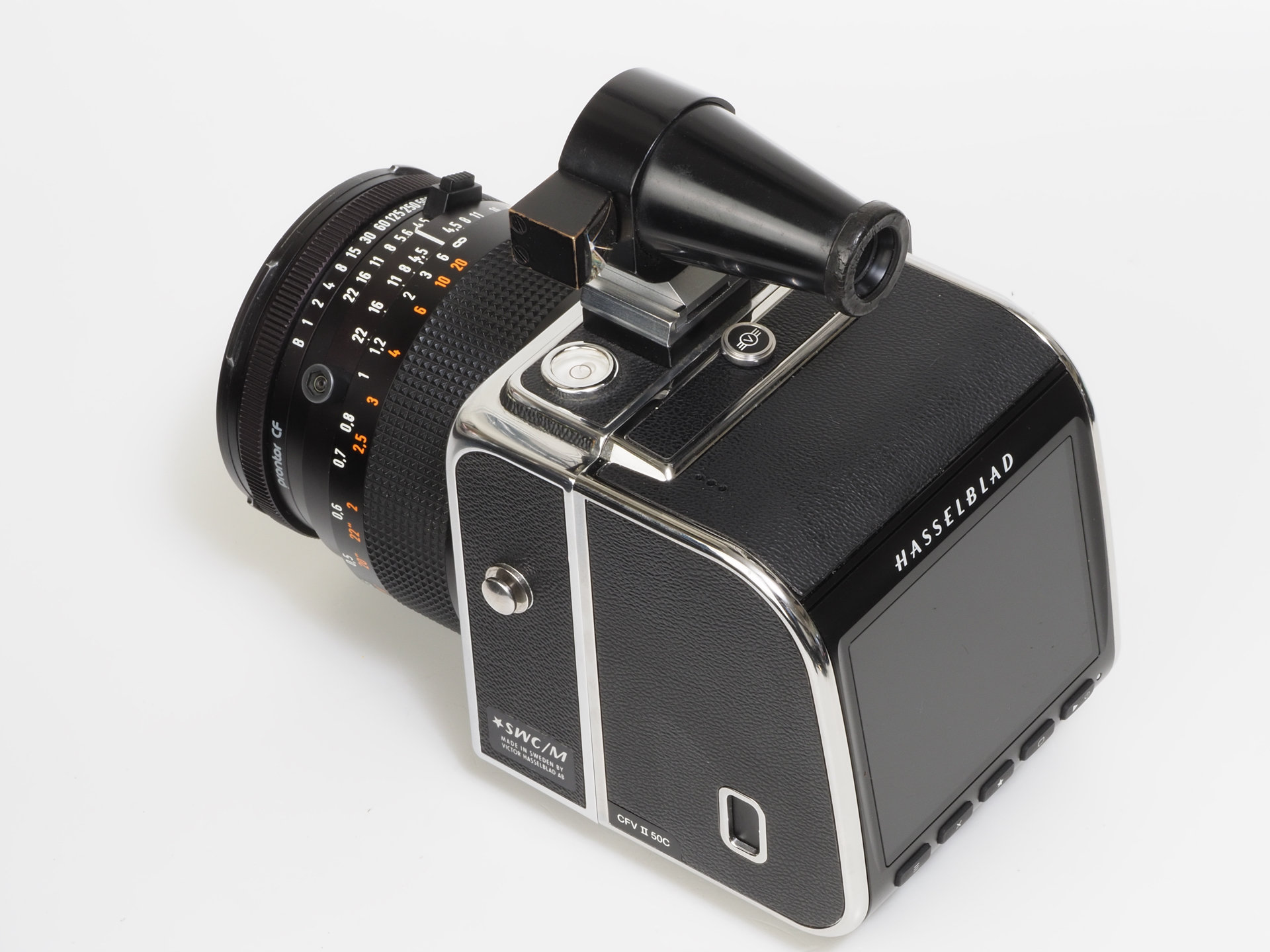 後方からみたハッセルブラッドSWC/M+CFV II 50C。遠目からみるとフツーのSWC/Mにしかみえないというのがミソ。アナログの装置を取り出した代わりにデジタルデバイスをぶち込むという「宇宙戦艦ヤマト」的な思想です。