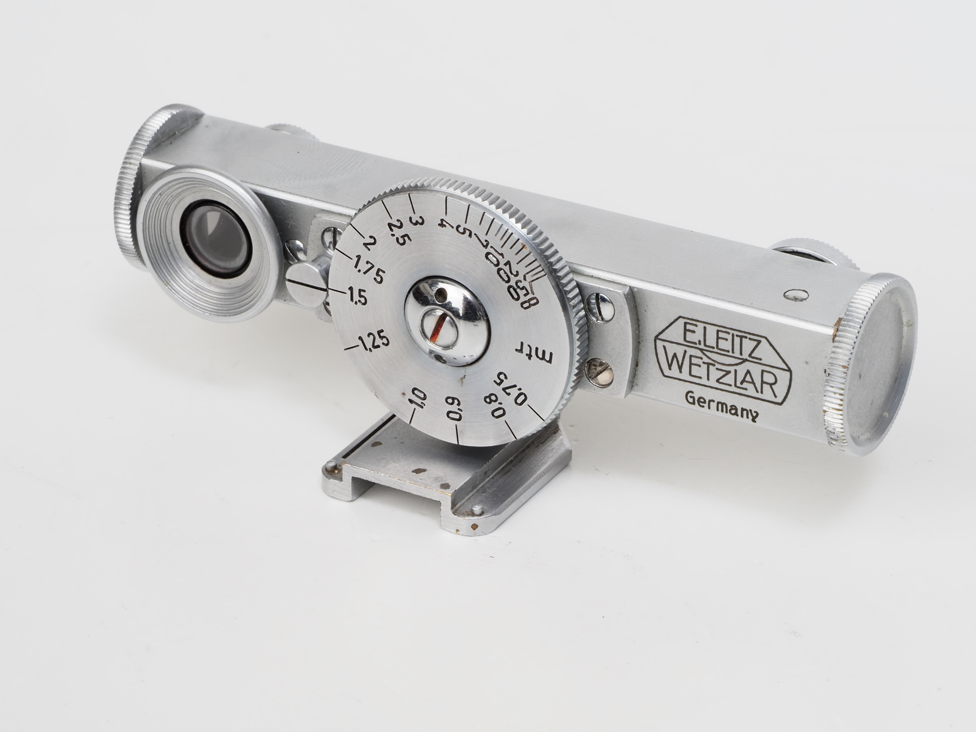 距離を測距するのに使用したライツの距離計。最短0.75mまで二重像合致式で測距できます。ここで得た値をSWC/Mのフォーカスリングの距離指標から設定します。至近距離では、MF一眼レフを使用して距離を測りました。面倒な場合は適当に距離をバラして設定して撮影し、画像をみてフォーカスの合ったコマを選択するという合理的方法も採用しました。