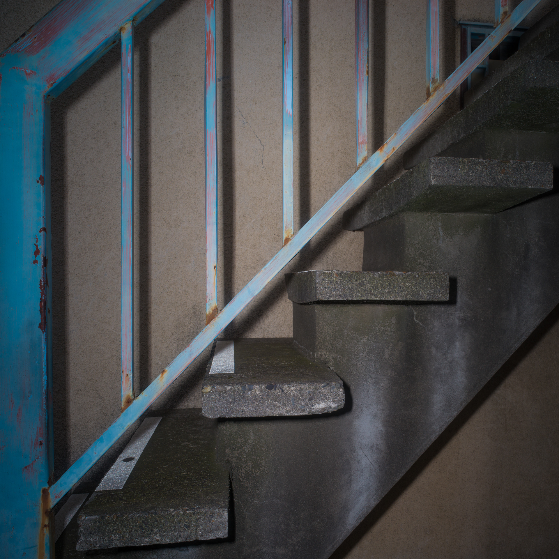 古いアパートの階段。歪曲収差は皆無のビオゴン38mm F4.5。画面横の広がりは不要と判断して、1：1画面にしてみました。クリップオンのスピードライトを使用しています。<br><span class="fnt-85">ハッセルブラッドSWC/M+CFV II 50C／ビオゴンT* 38mmF4.5／F11／1/125秒／ISO 400／AWB</span>