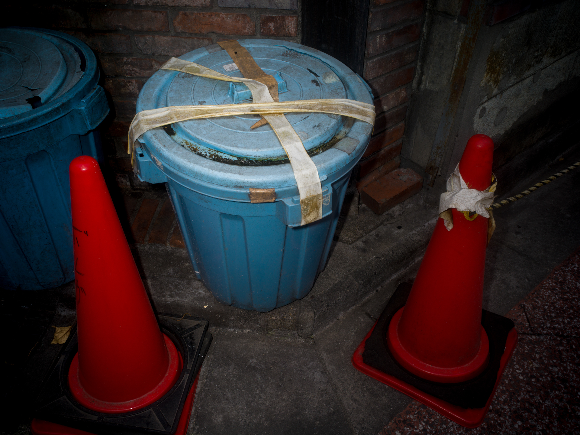 新宿の有名な焼き鳥屋さんの裏です。ゴミ箱に赤いコーン。ええ、筆者は少々酔っ払っておりました。適当に距離設定して、スピードライト撮影してみましたが絞り込んだのでフォーカスはカバーできたようです。<br><span class="fnt-85">ハッセルブラッドSWC/M+CFV II 50C／ビオゴンT* 38mmF4.5／F16／1/30秒／ISO 400／AWB</span>
