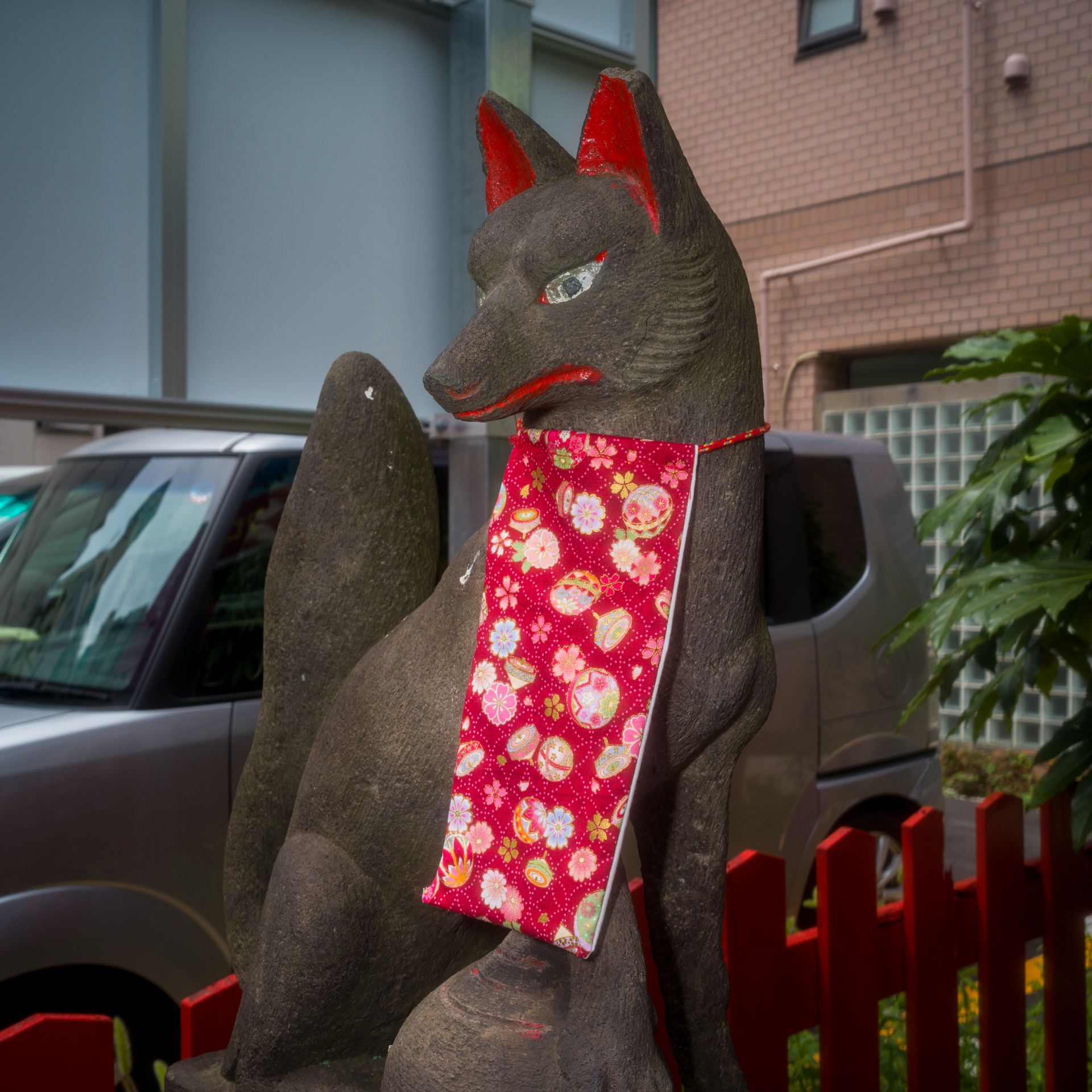 本業撮影の合間に時間潰しで歩いていたら、小さい神社に遭遇。SWC/Mを持ち出してみました。赤色が映えるようにこれも日中シンクロしてみました。距離は0.7mとでました。<br>br><span class="fnt-85">ハッセルブラッドSWC/M+CFV II 50C／ビオゴンT* 38mmF4.5／F16／1/250秒／ISO 400／AWB</span>