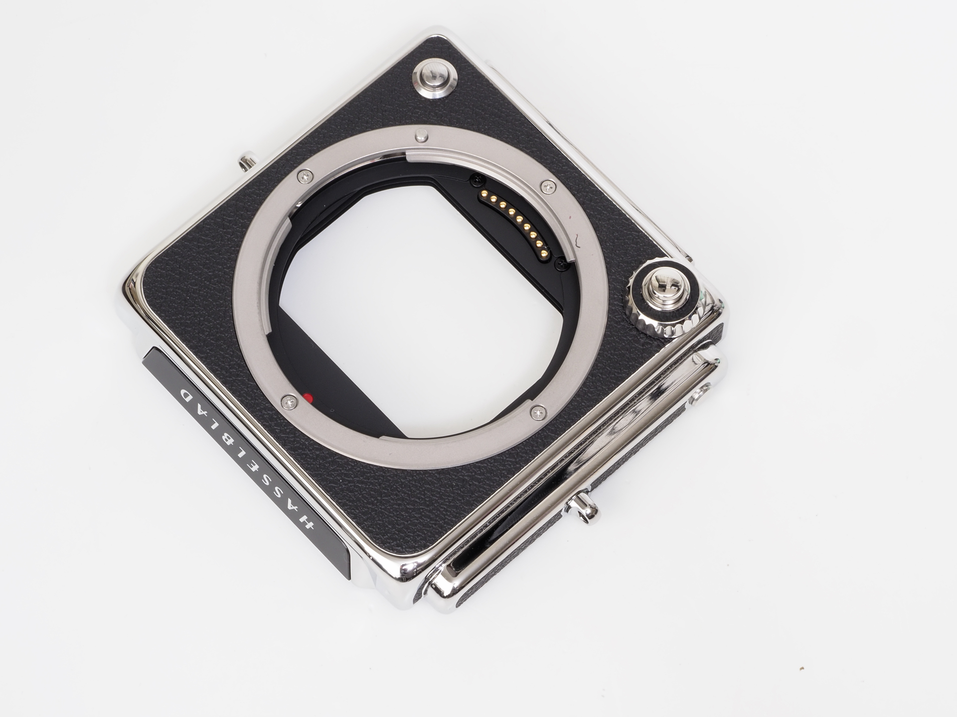 ハッセルブラッド907X。この穴の空いた単なる板が“カメラ”なんですよね。ここにCFV II 50CなりCFV II 100Cを装着し、レンズを取りつければ、AE、AF可能な中判デジタルカメラとなるわけです。