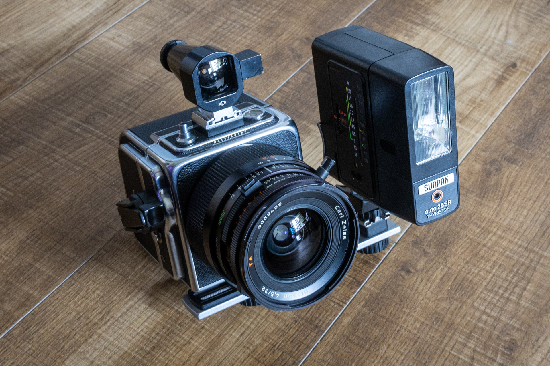 今回の日中シンクロには、ブラケットをつけてサンパックの25SRを装着して直打ちで発光させるという40年前の乱暴な報道カメラマン的手法をとってみたが、意外とイケてしまうわけです。