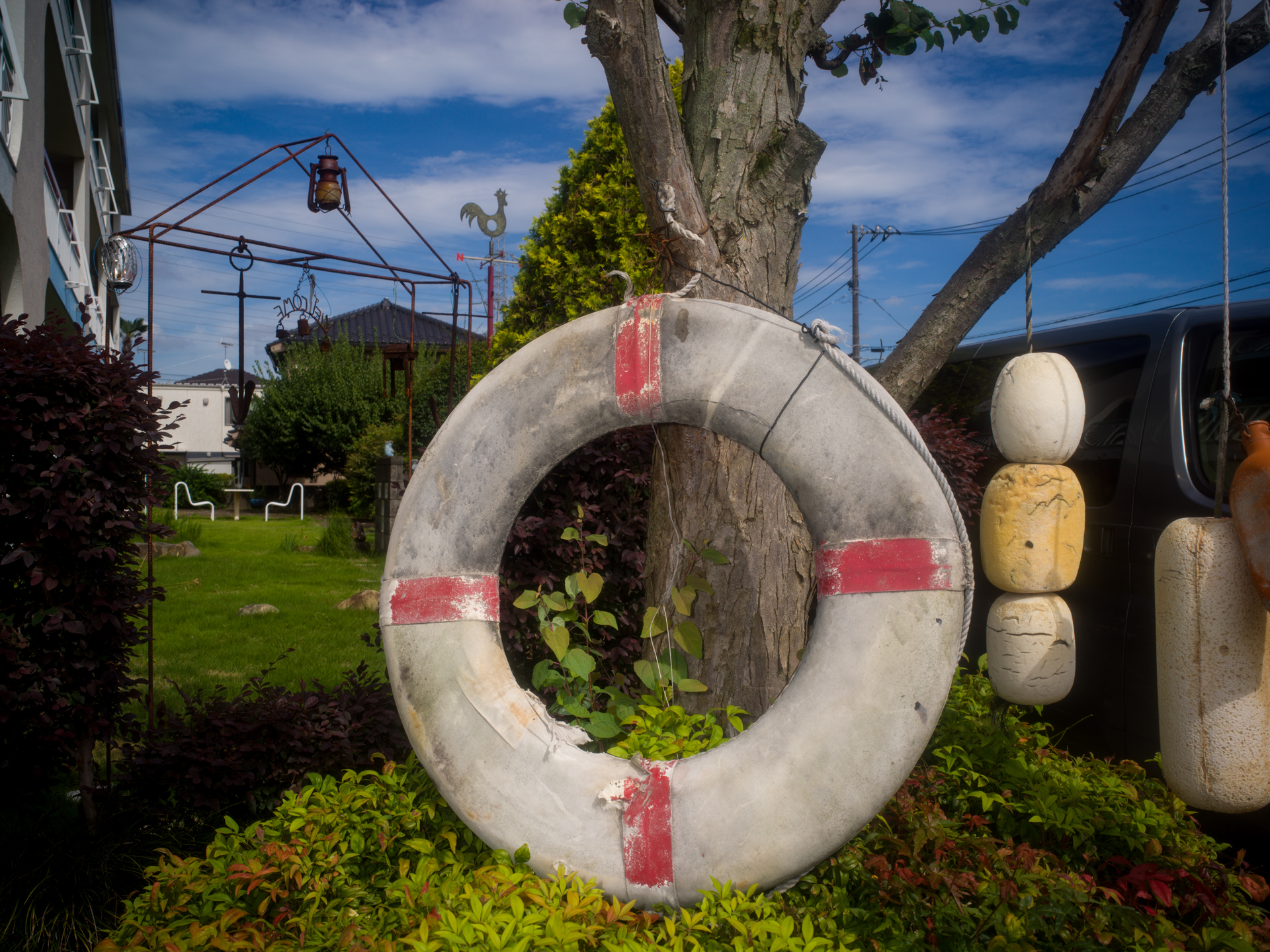 海は遠いのに、近くで浮き輪を見つけました。SWCのホールディングは基本的にアイレベルのスタイルになりますが、ミラーボックスがないので、カメラ全体が小さく軽く使いやすいので、中判デジタルだからといって構えることなく気軽に好きなイメージを集めることができます。<br><span class="fnt-85">ハッセルブラッドSWC/M+CFV II 50C／ビオゴンT* 38mmF4.5／F16／1/250秒／ISO 400／AWB</span>