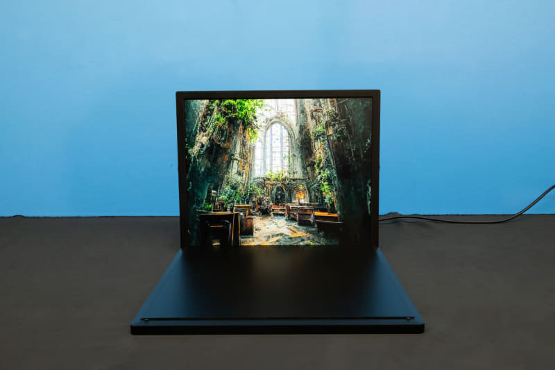 モデルルームや撮影に！ディスプレイ用ＰＣ模型（紙製） 19型ディスプレイを背景に使用するフィギュア・模型向け撮影ブース