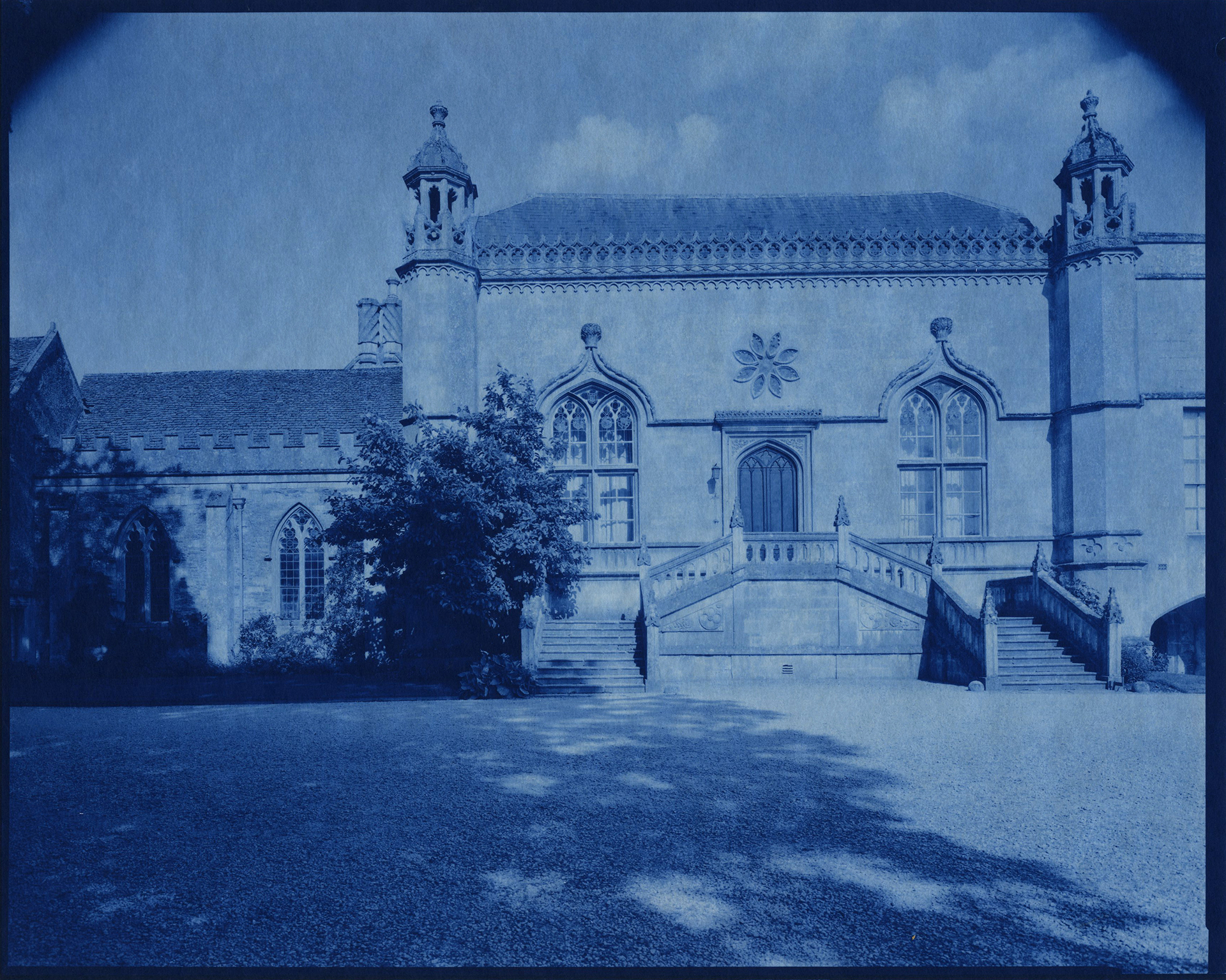 13世紀初頭に女子修道院として建てられたレイコック・アビー。16世紀の宗教改革で閉鎖されタルボットの祖先の邸宅となった。（左：サイアノプリント、右：鶏卵紙）