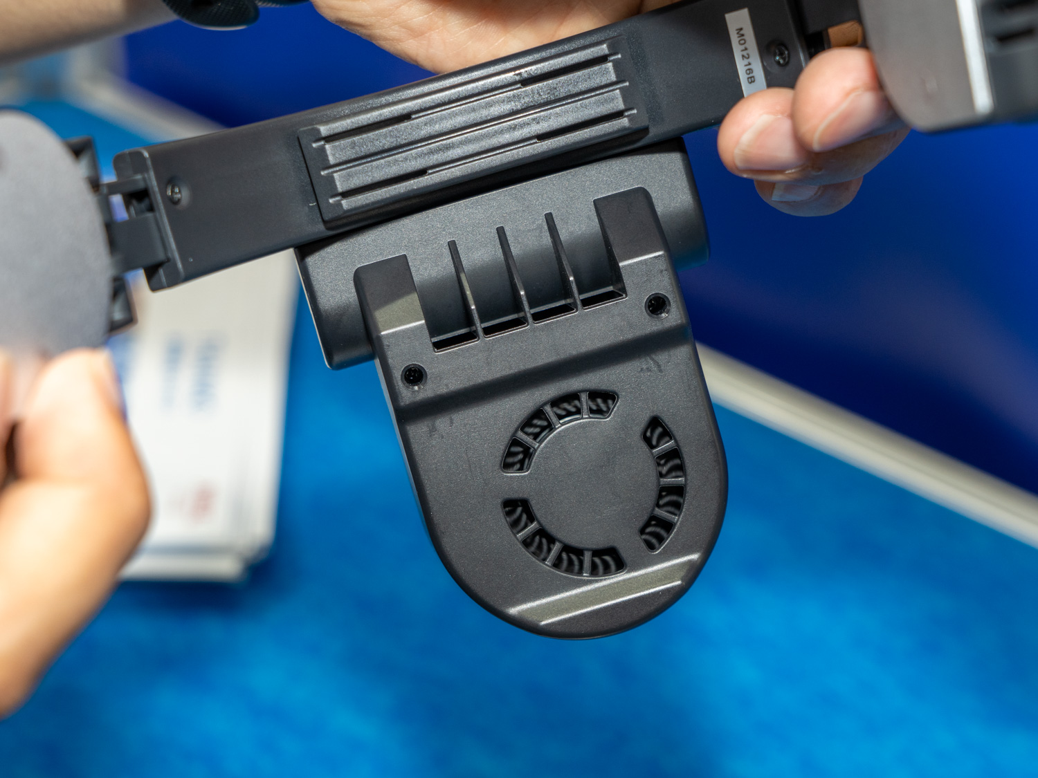 ペルチェ素子のほか背面に冷却ファンを備えるW冷却が売り