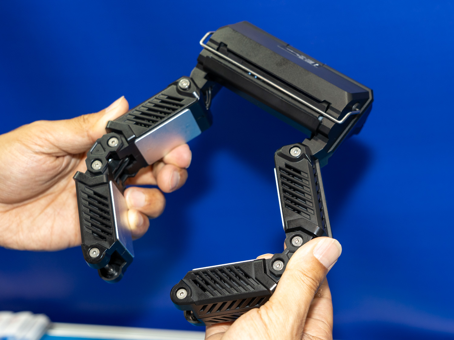 首周りの4カ所を冷やす「ネッククーラーpro R4」