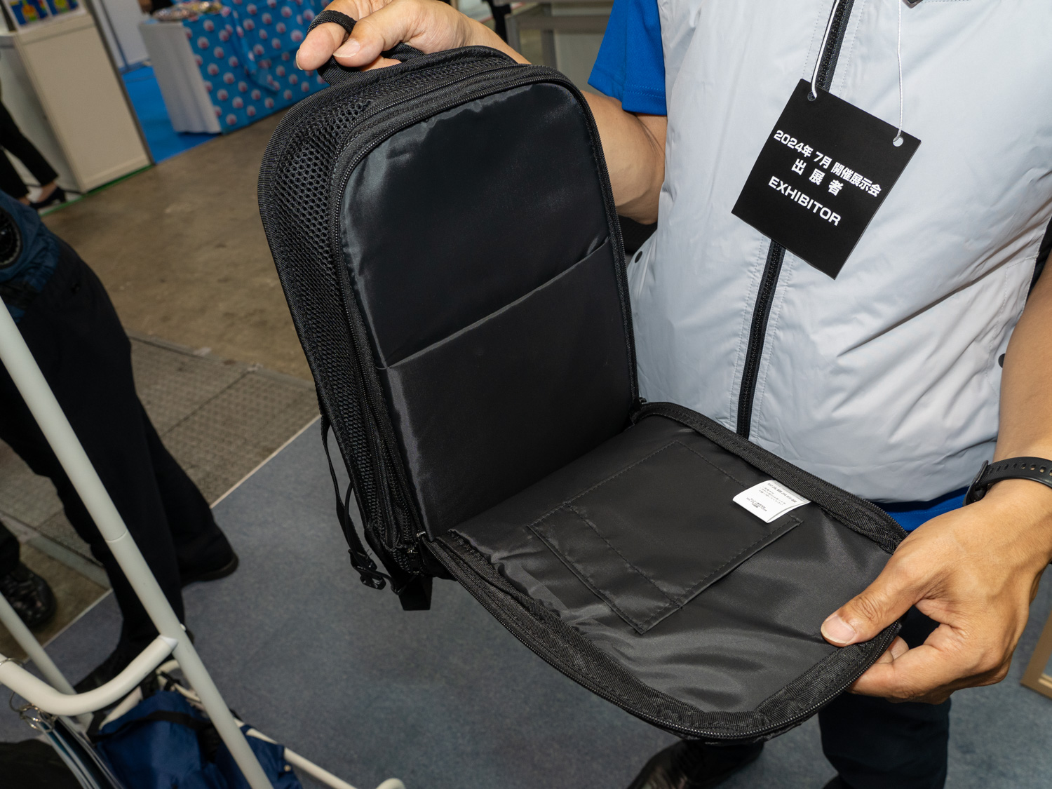 ノートPCや書類など2.5L分が収納できる