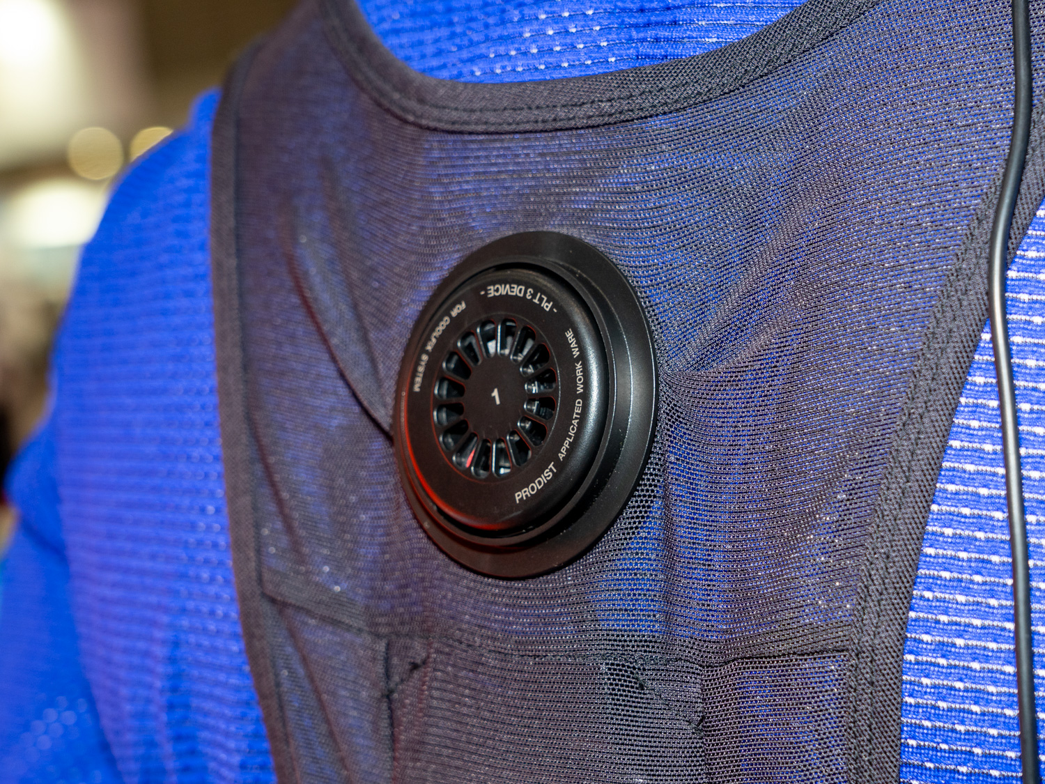 ペルチェデバイスの外側。冷却ファンがある