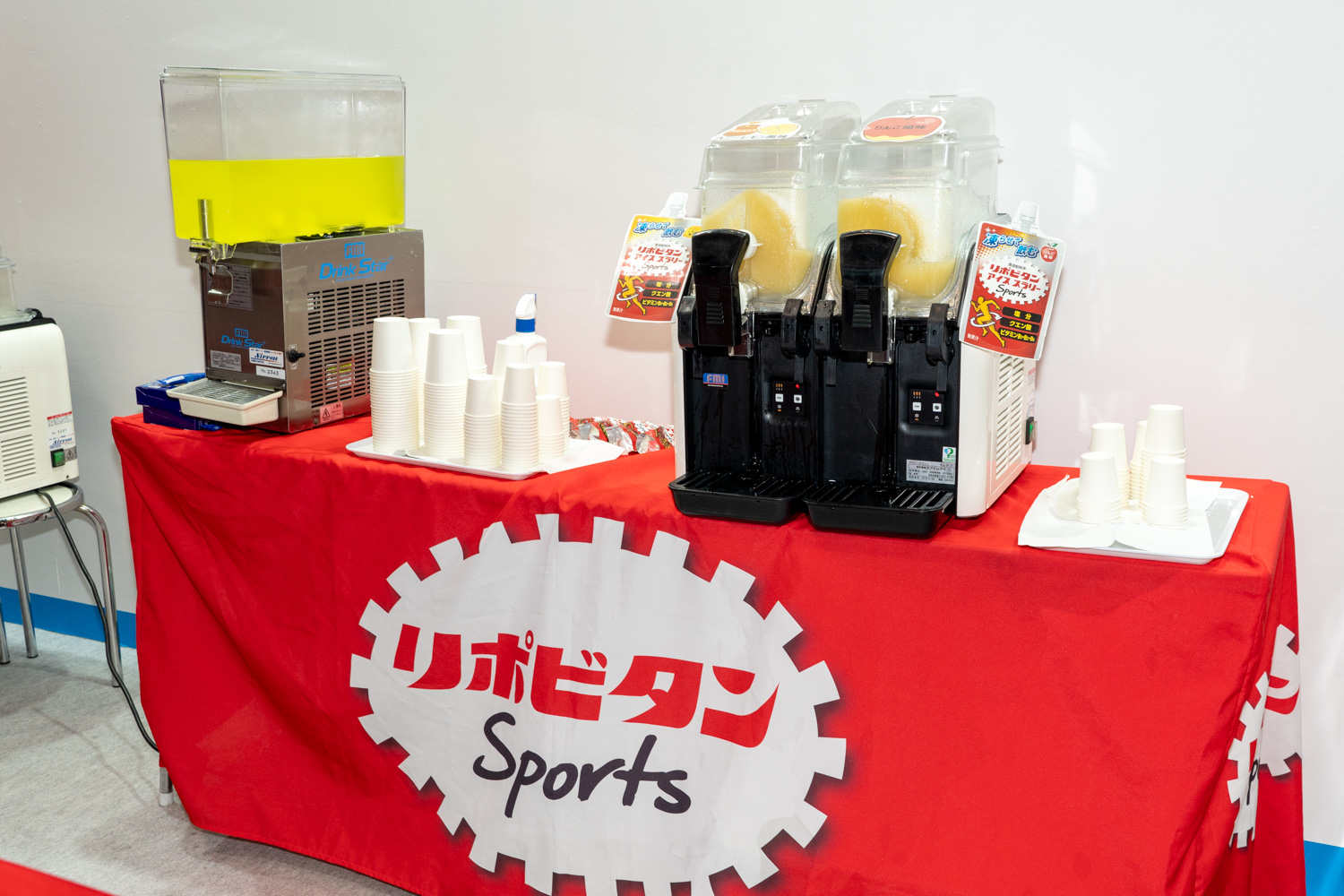 ドリンクとシャーベットの試飲を実施