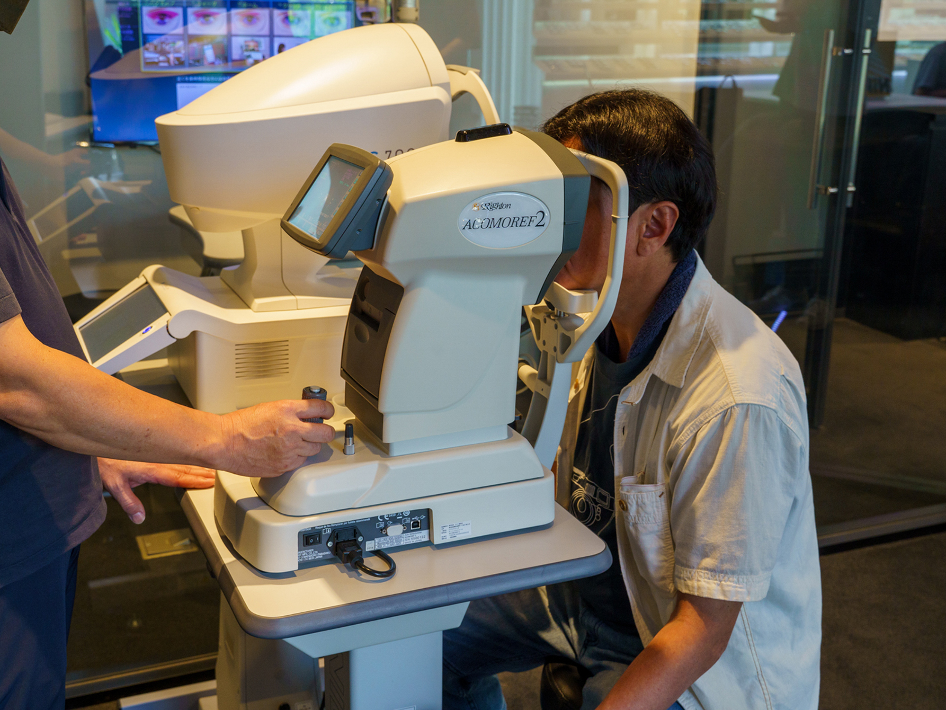 オートレフラクトメーター「アコモレフ 2」で検査中の筆者