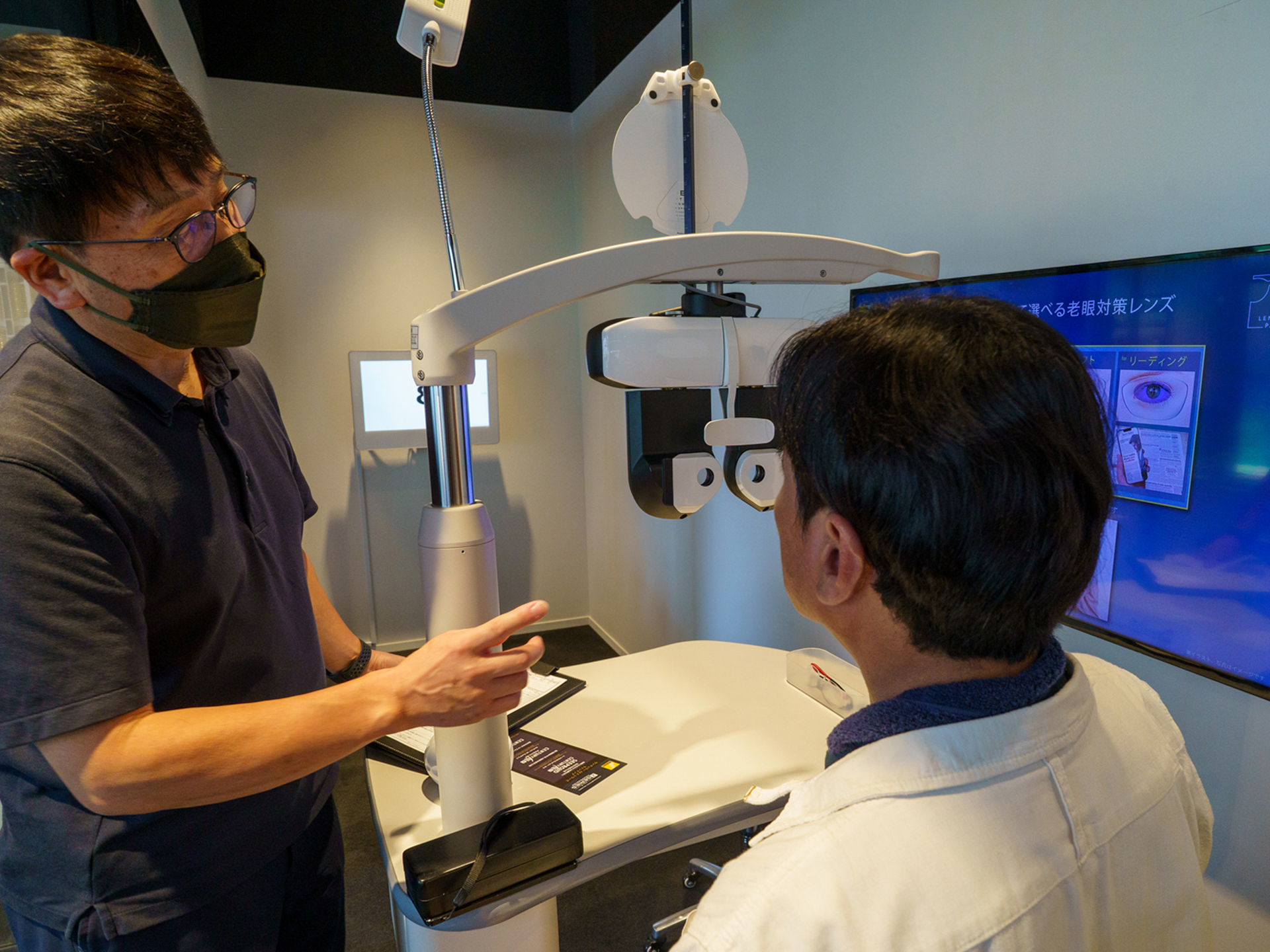 本検査で視力を検査。この機械は液体レンズを使用している