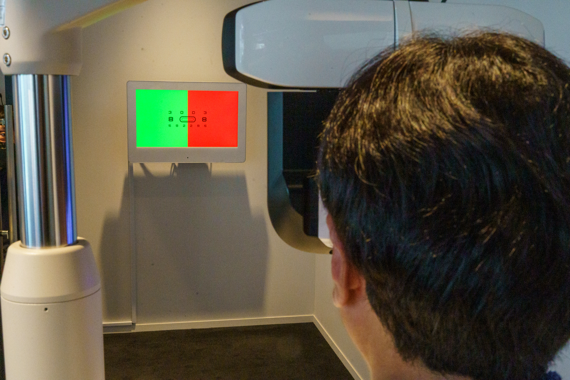 本検査で視力を検査。この機械は液体レンズを使用している