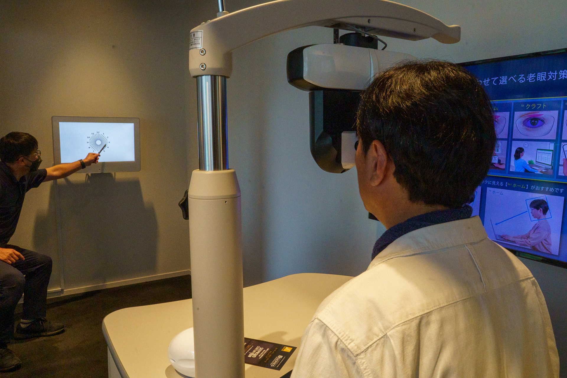 本検査で視力を検査。この機械は液体レンズを使用している