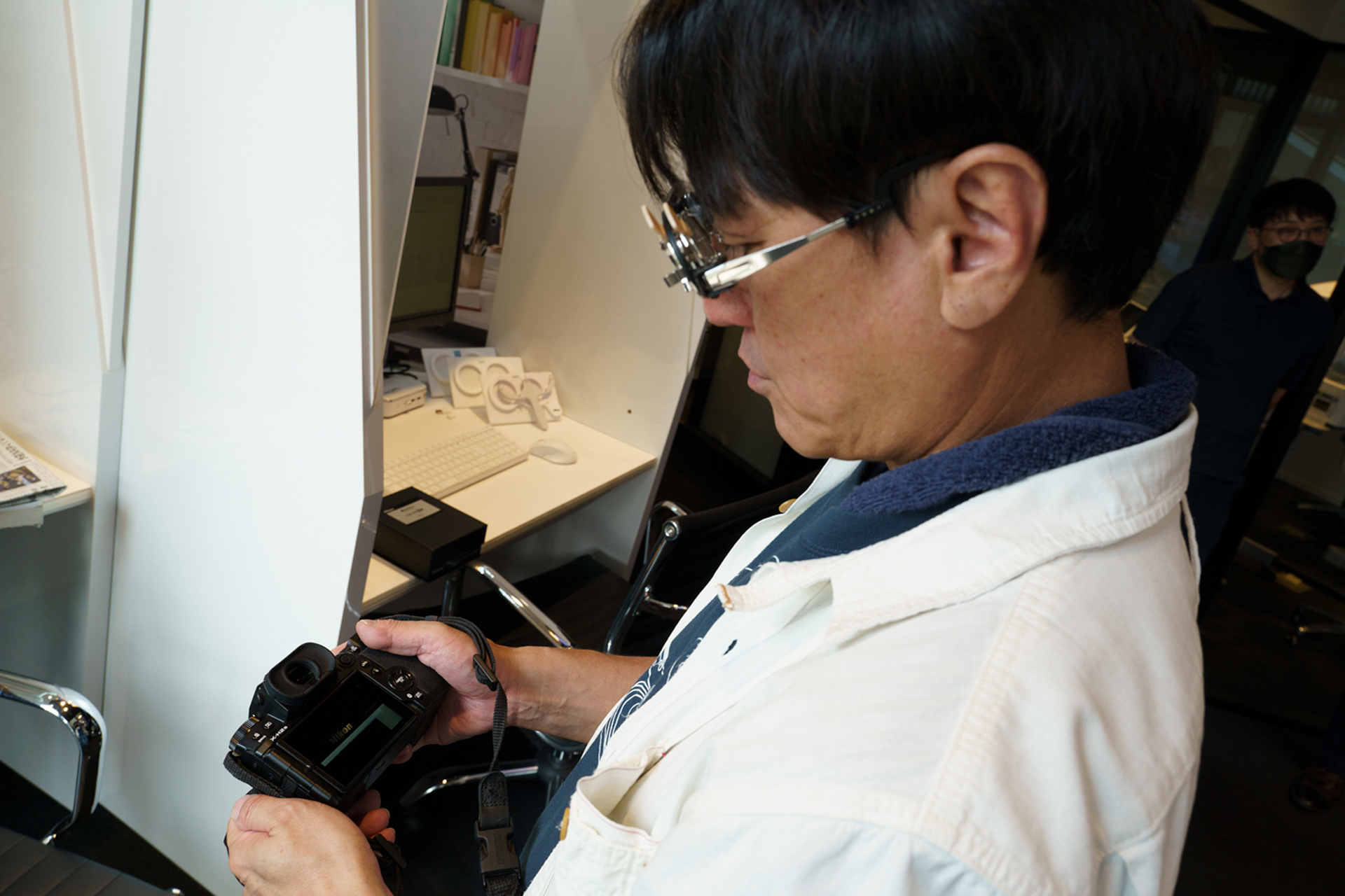 カメラマンということでカメラの背面モニターの見え具合もチェック