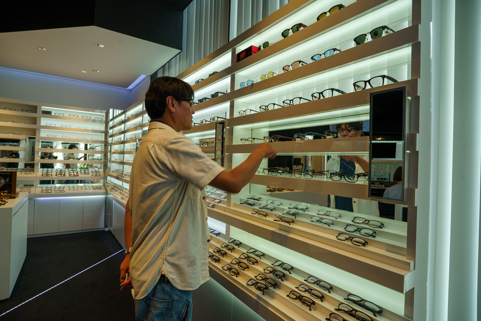 様々な眼鏡フレームが取り揃えられている