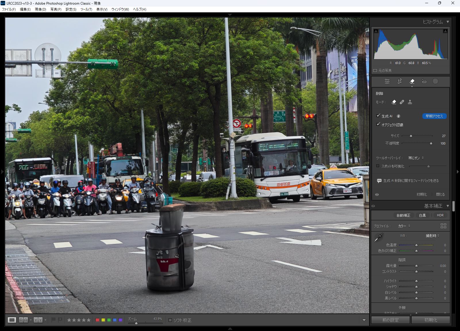 なぜかオブジェクトが新たに現れることもある。地面の影を選択して生成AI削除を選ぶときちんと消えることから、影が残った状態だと影が不自然にならないように生成したのではないかと思われた